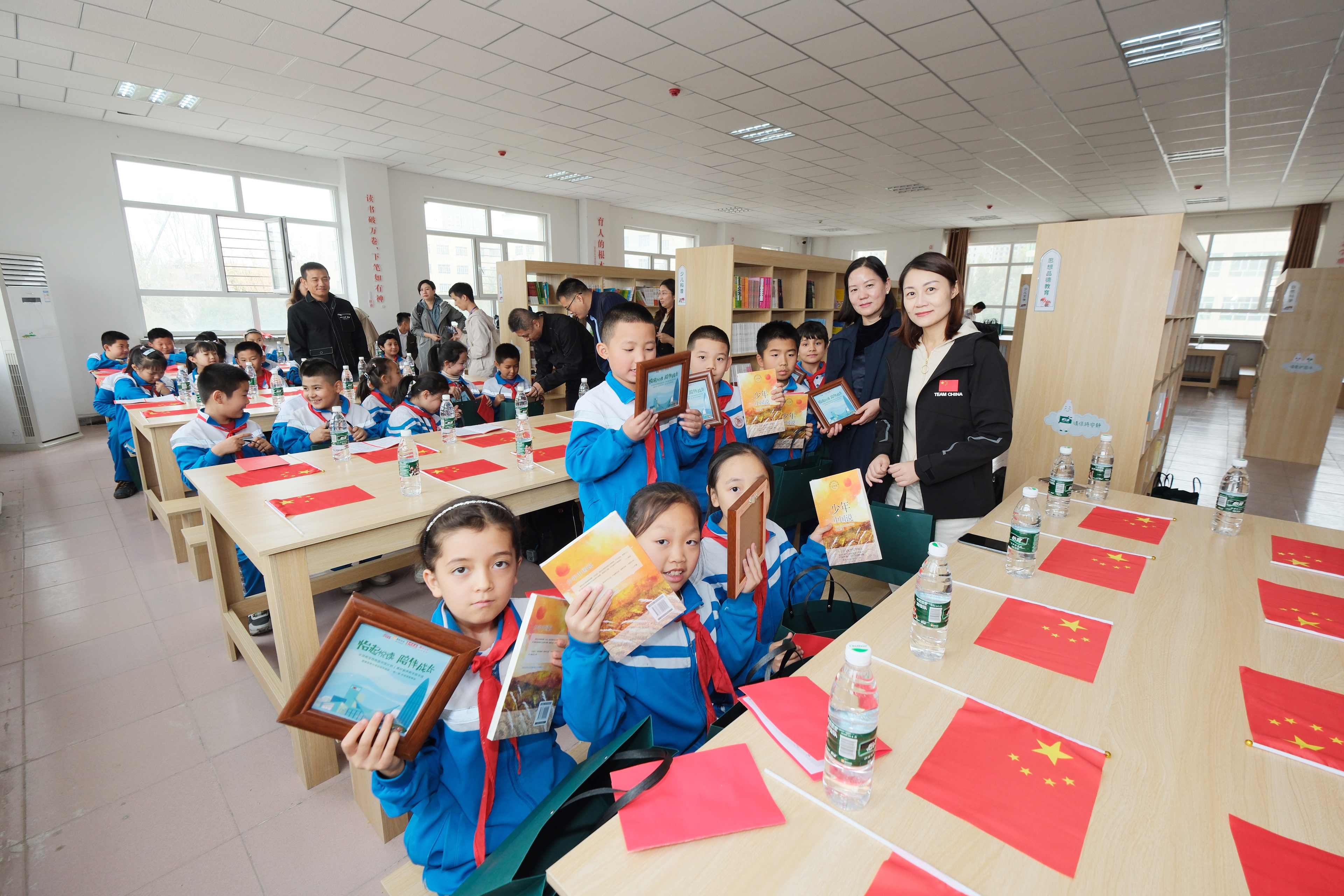 志愿者为孩子们送上精心准备的礼物.jpg